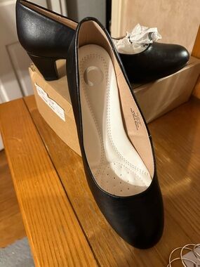 Black Mid-Heel Comfort Pumps